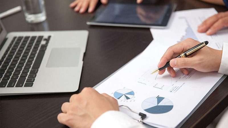 申请人可以将专利申请费用通过邮政汇款的方式缴纳。具体操作如下：